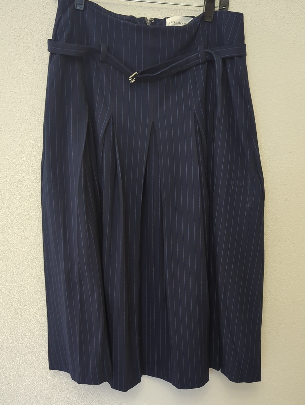 Free Assembly Women’s Navy Pinstripe Pleated Skirt with Belt